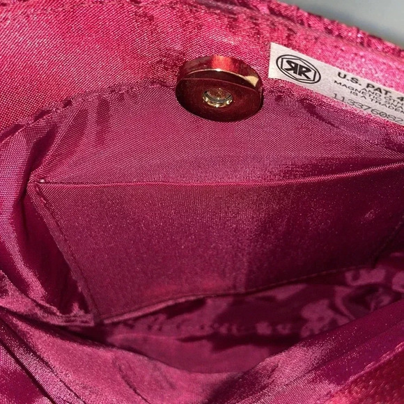 Beautiful clutch purse with gold/bronze shoulder chain. - Picture 3 of 3